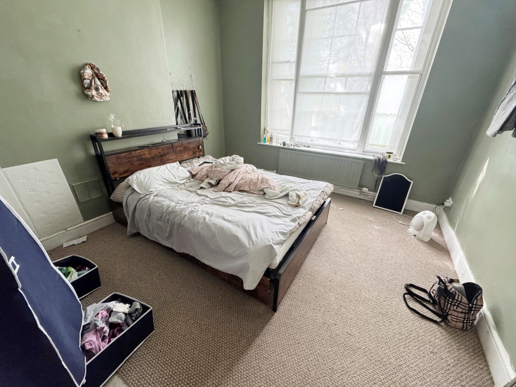 Lot: 132 - PERIOD FREEHOLD BLOCK OF SIX FLATS WITH OFF STREET PARKING - Hay House - Flat 2 - bedroom 1